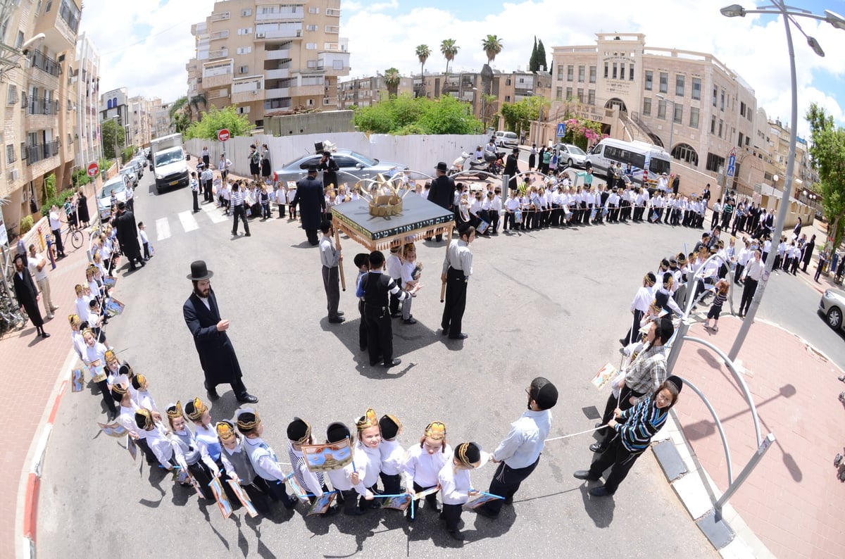 מרגש: ילדי ת"ת "ייטב לב" של סאטמר הכניסו ספר תורה