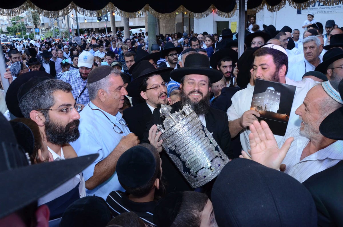 הכנסת ספר תורה לע"נ המקובל הגר"נ פרץ זצ"ל