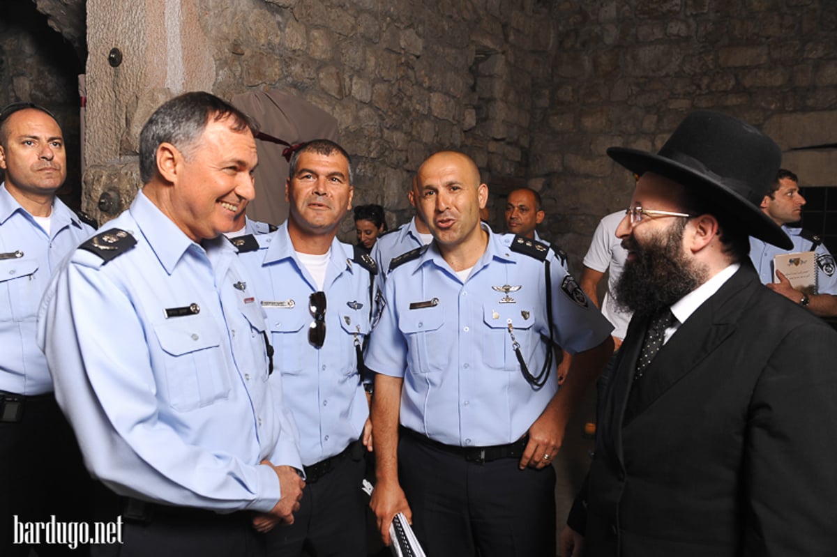 חגיגה בכותל: המפכ"ל והרב עמאר חגגו עם גנאדי בוגלובוב