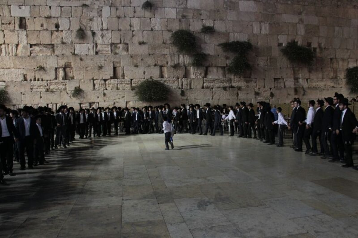 עמלי התורה בשמחת קבלת התורה בכותל המערבי • צפו