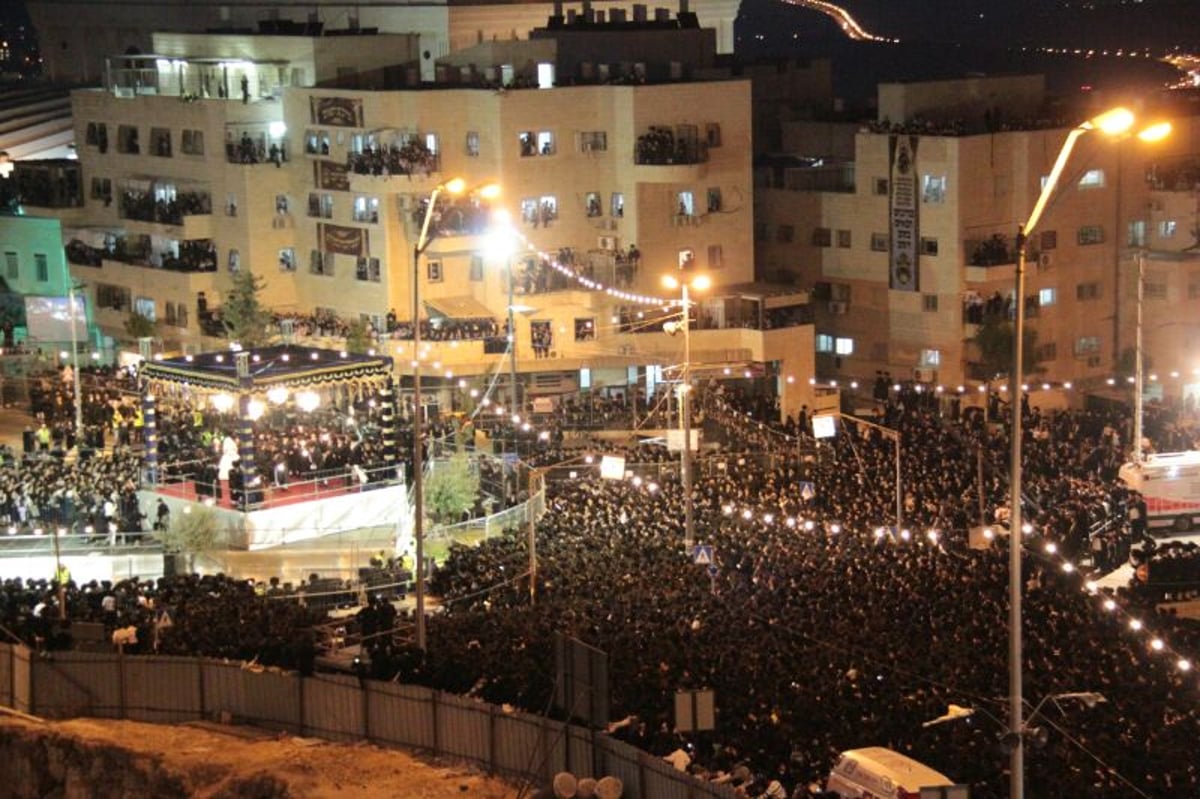 הרבי מבעלזא ברך ב'לחיים' ואלפים שאגו "אמן" • גלריה