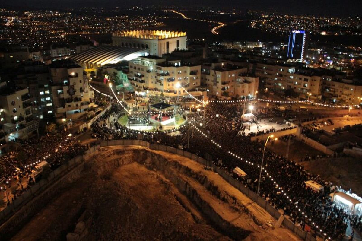 הרבי מבעלזא ברך ב'לחיים' ואלפים שאגו "אמן" • גלריה