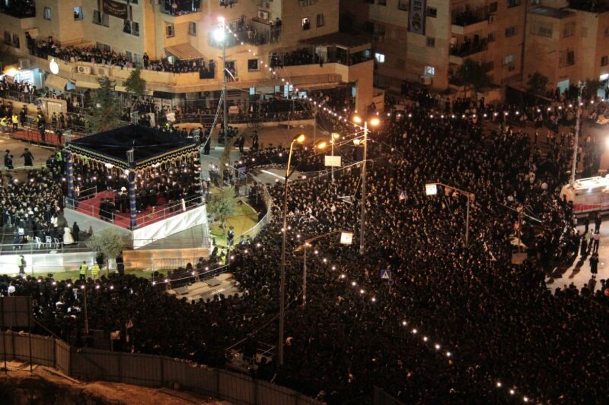 הרבי מבעלזא ברך ב'לחיים' ואלפים שאגו "אמן" • גלריה