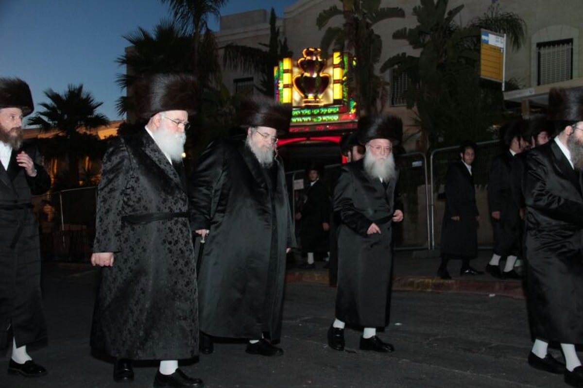 הרבי מבעלזא ברך ב'לחיים' ואלפים שאגו "אמן" • גלריה