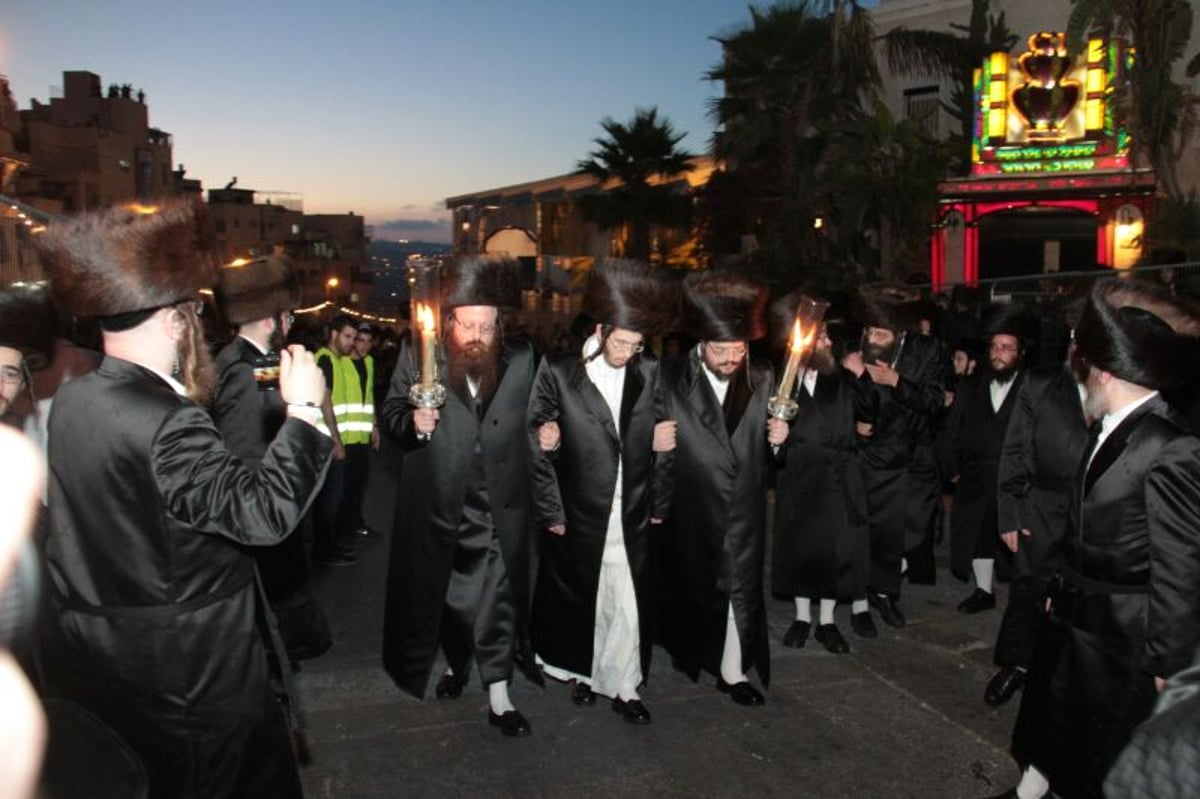 הרבי מבעלזא ברך ב'לחיים' ואלפים שאגו "אמן" • גלריה