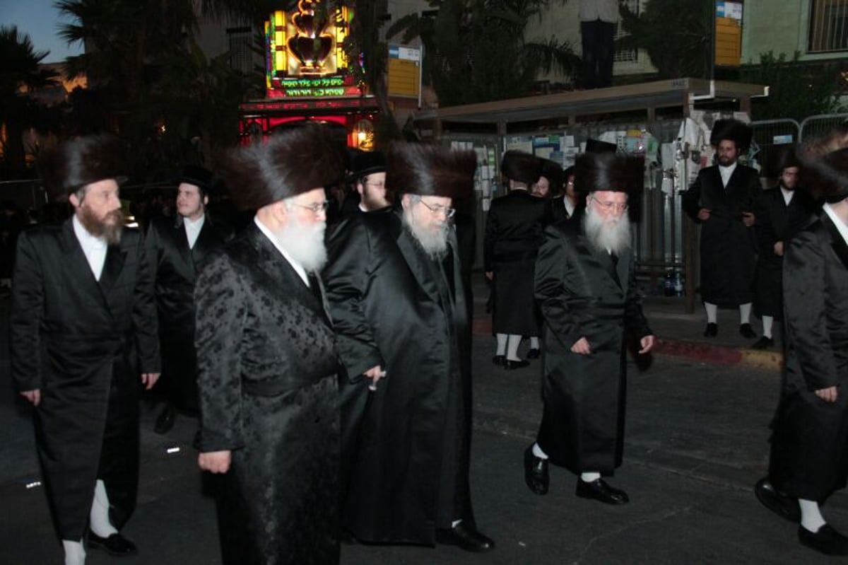 הרבי מבעלזא ברך ב'לחיים' ואלפים שאגו "אמן" • גלריה