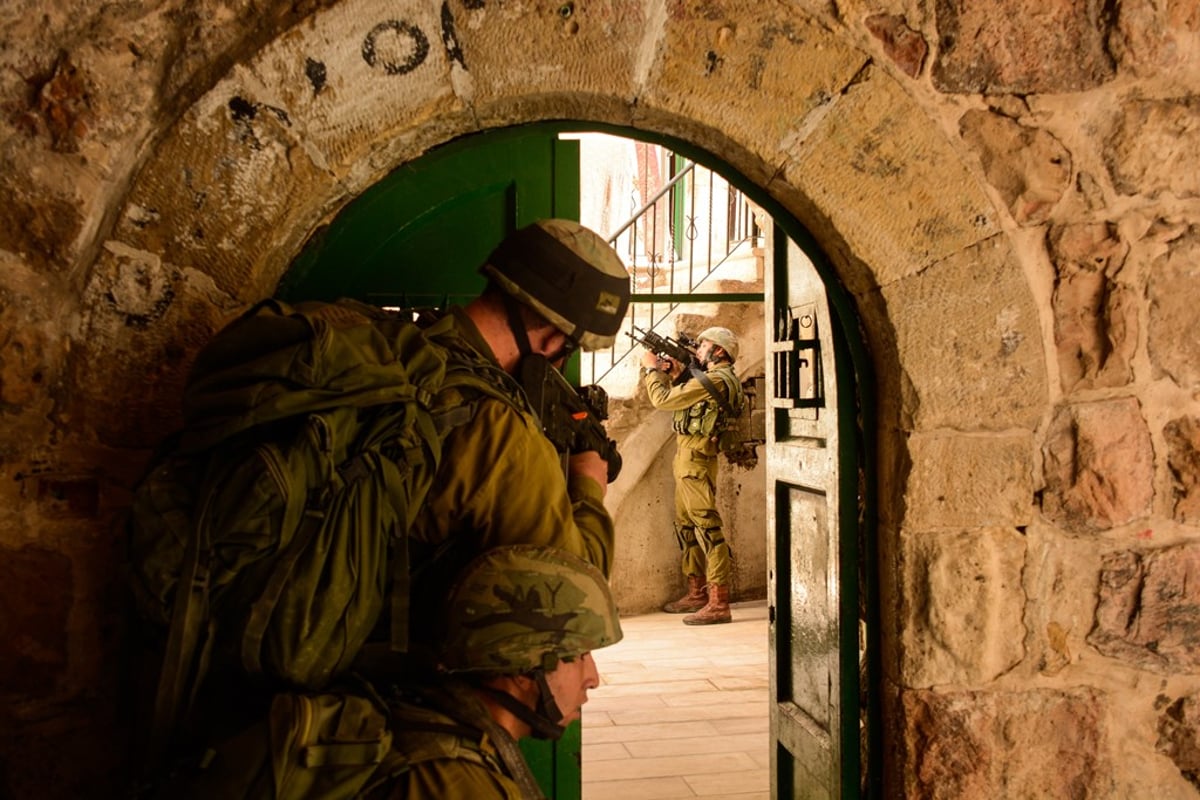 צה"ל כיתר בתים בחברון: "שני פעילי חמאס נעצרו"