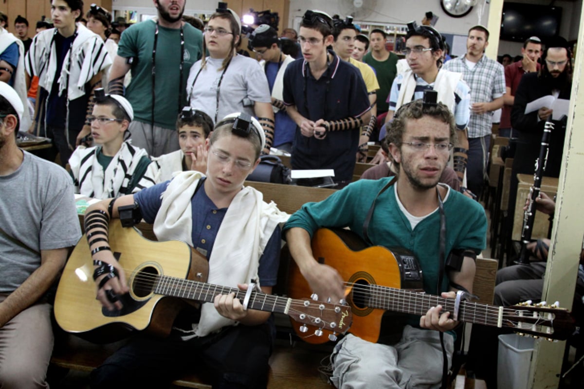 ובישיבת "מקור חיים": תפילה ודמעות • צפו בגלריה