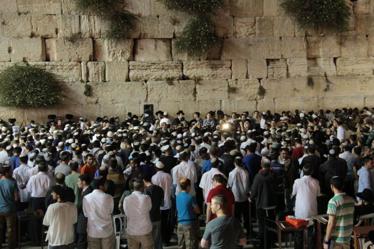 תיעוד ענק: התפילה בכותל המערבי לשלומם של שלושת החטופים