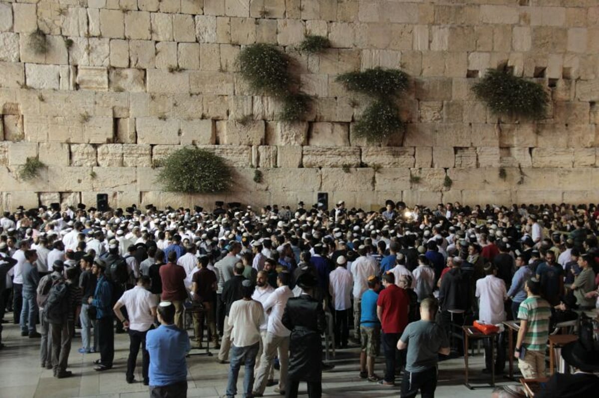 תיעוד ענק: התפילה בכותל המערבי לשלומם של שלושת החטופים