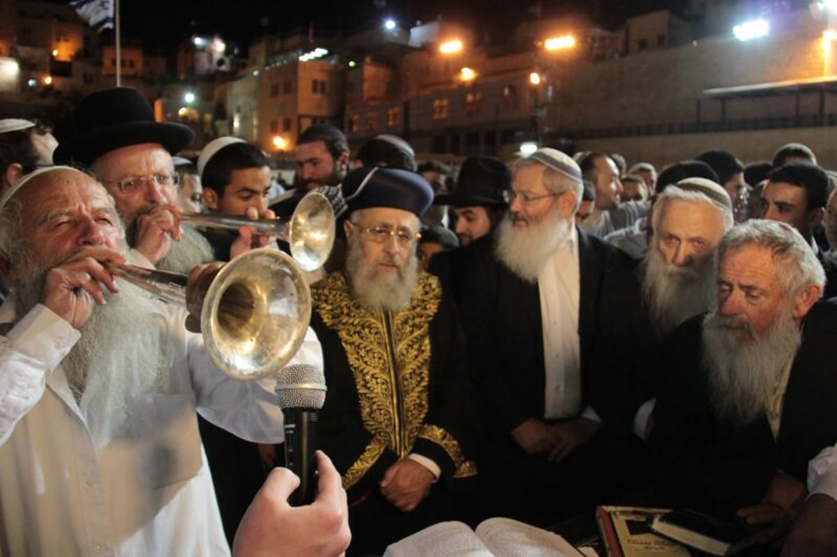 תיעוד ענק: התפילה בכותל המערבי לשלומם של שלושת החטופים