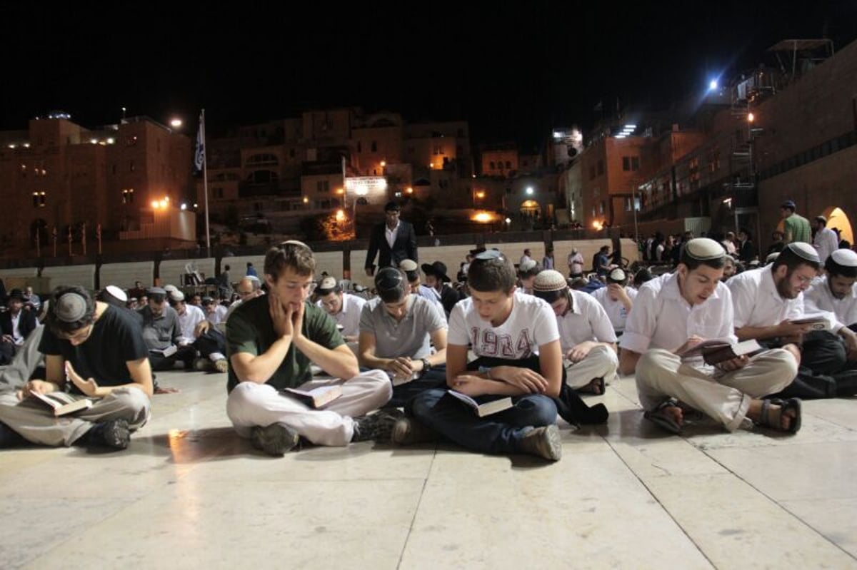 תיעוד ענק: התפילה בכותל המערבי לשלומם של שלושת החטופים