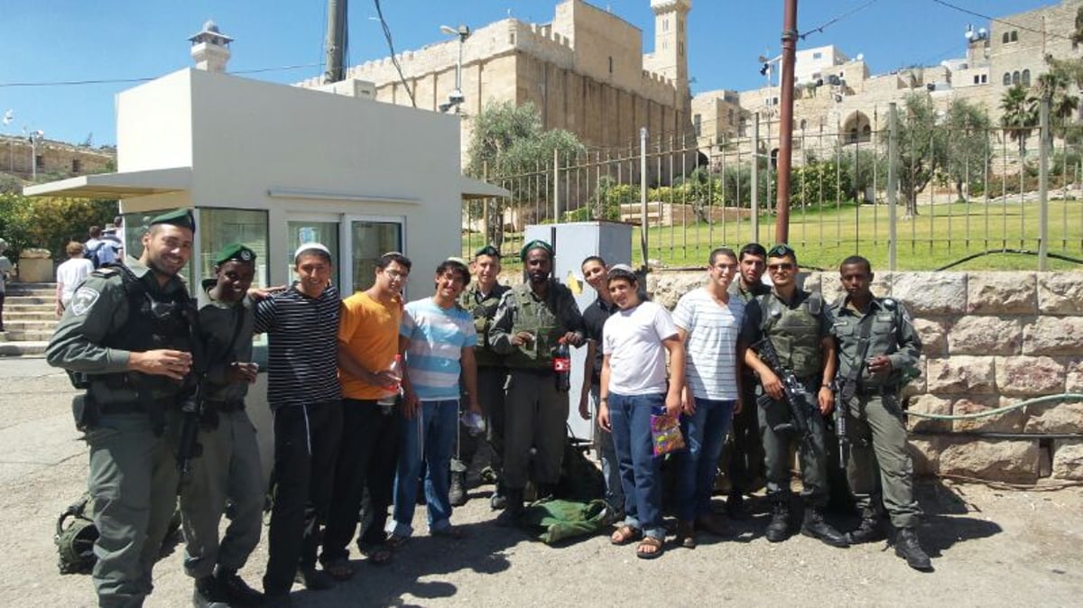 "מבצע תפילין" לחיילים הלוחמים • תמונות