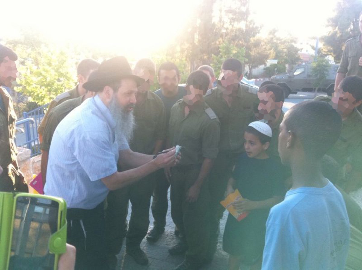 "מבצע תפילין" לחיילים הלוחמים • תמונות