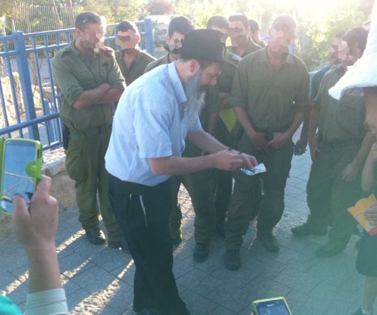 "מבצע תפילין" לחיילים הלוחמים • תמונות