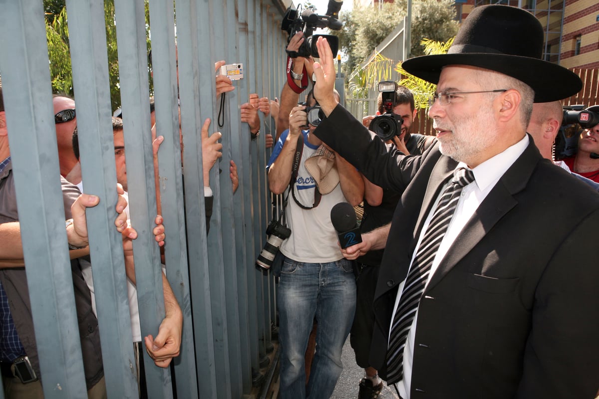 בש"ס התרגלו לפרישה לכלא, פרישת אטיאס היא חידוש מרענן בתנועה. בתמונה: השר לשעבר שלמה בניזרי נכנס לכלא לאחר הרשעתו