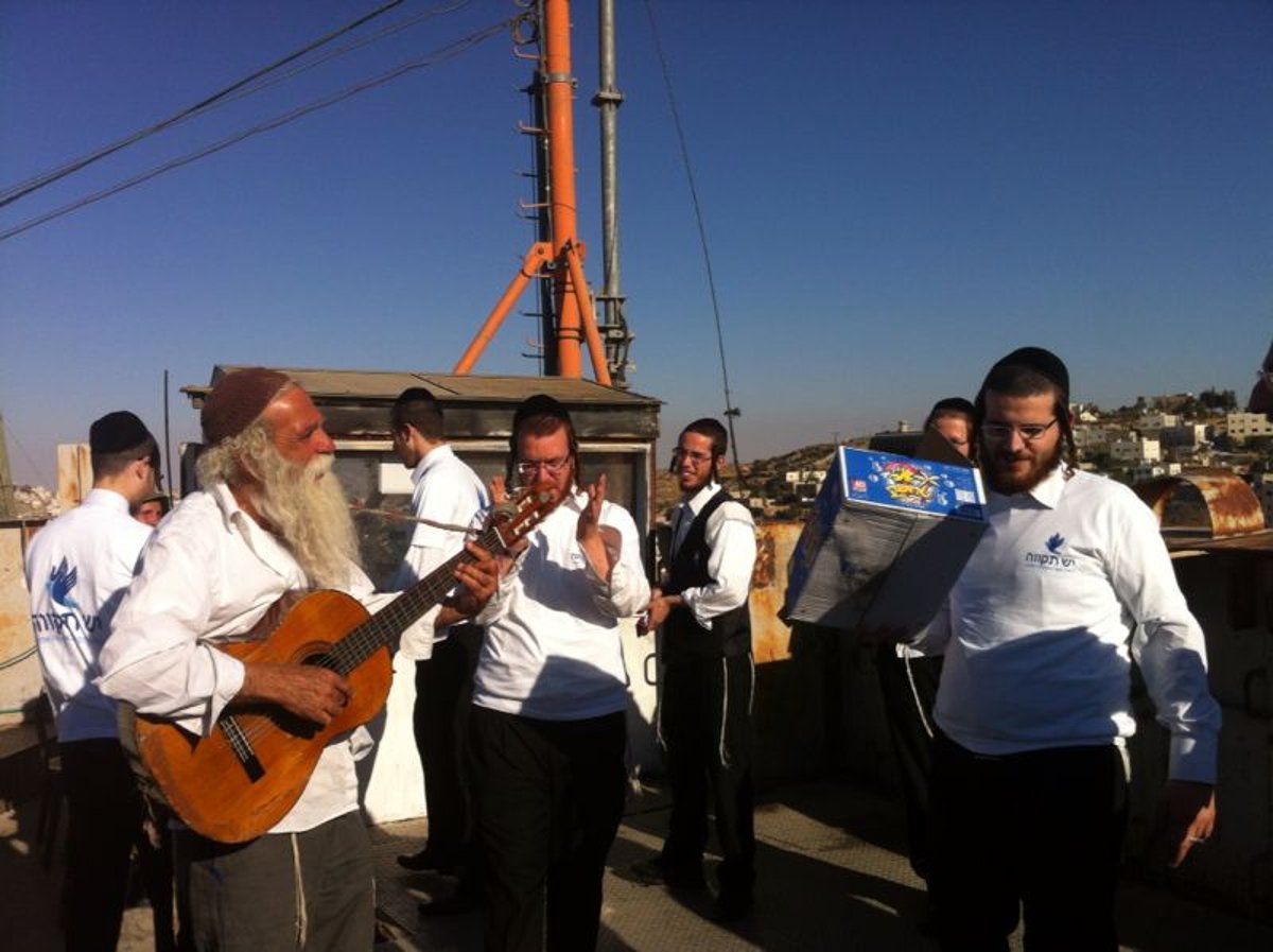 אחדות: בחורי ישיבות עודדו וחזקו את חיילי צה"ל • תמונות