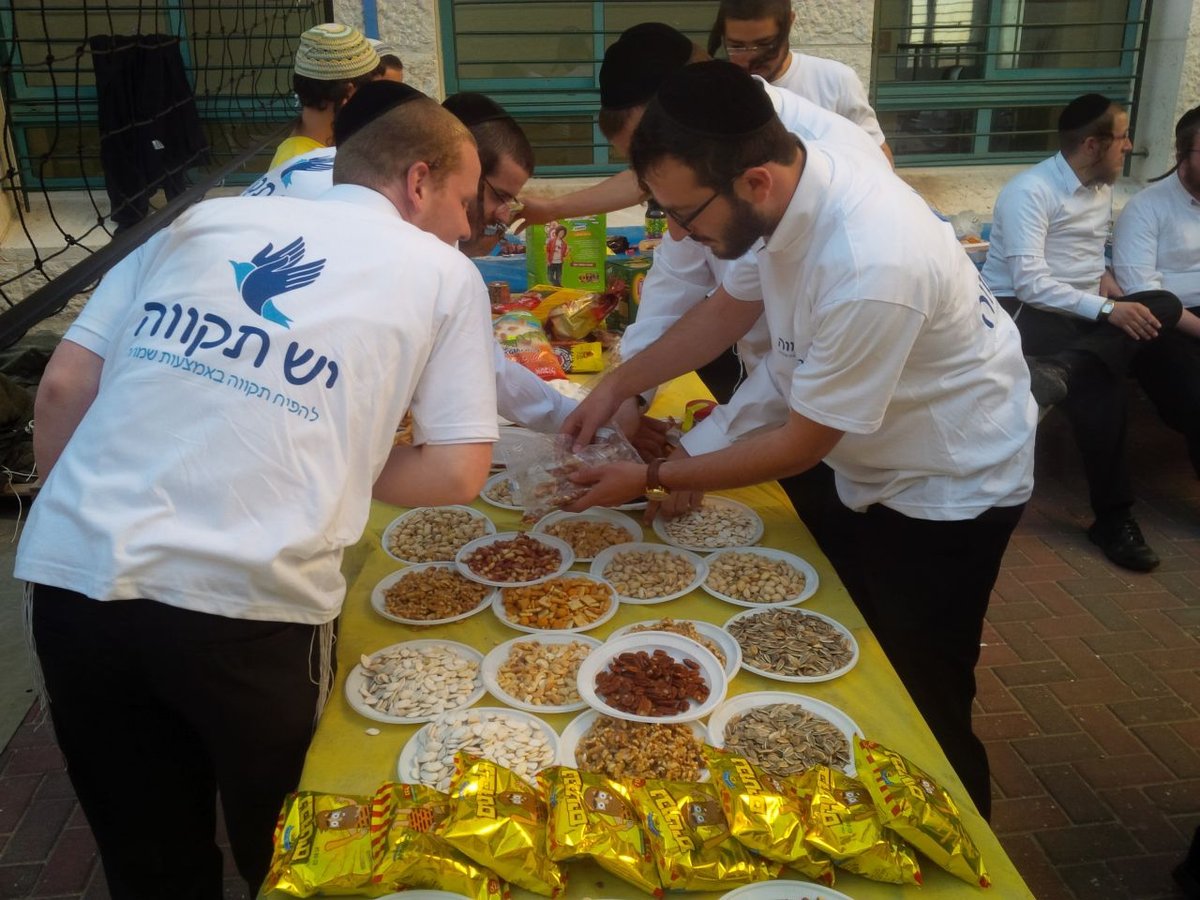 אחדות: בחורי ישיבות עודדו וחזקו את חיילי צה"ל • תמונות