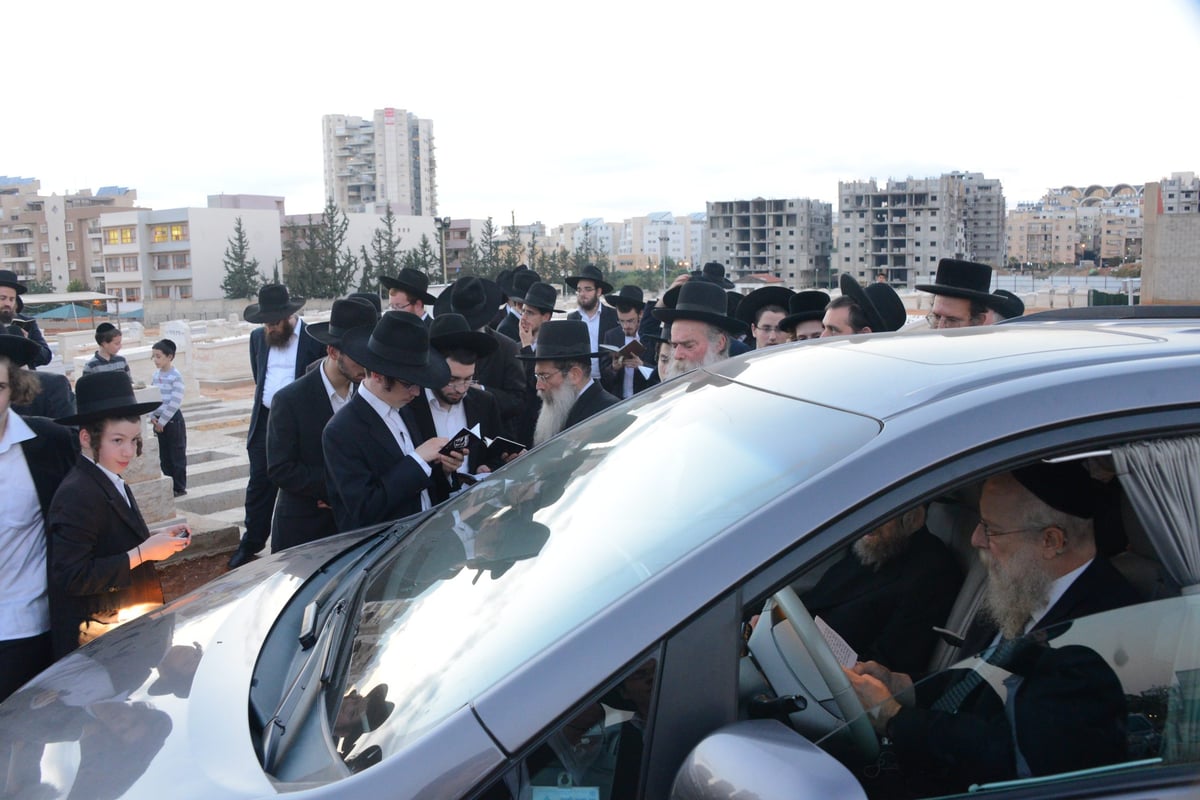 מרן הגראי"ל שטיינמן בקברה של רעייתו • צפו בוידאו וגלריה