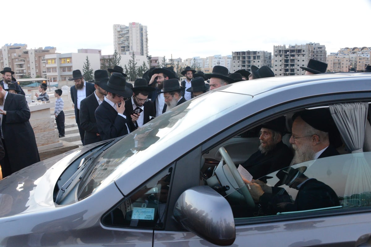 מרן הגראי"ל שטיינמן בקברה של רעייתו • צפו בוידאו וגלריה