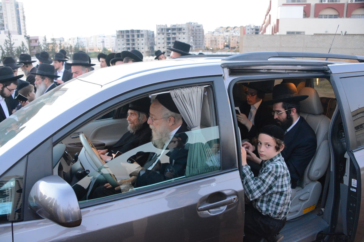 מרן הגראי"ל שטיינמן בקברה של רעייתו • צפו בוידאו וגלריה