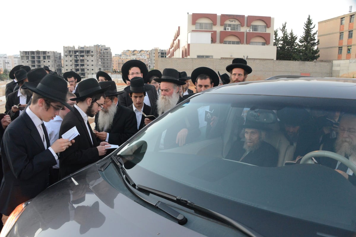 מרן הגראי"ל שטיינמן בקברה של רעייתו • צפו בוידאו וגלריה