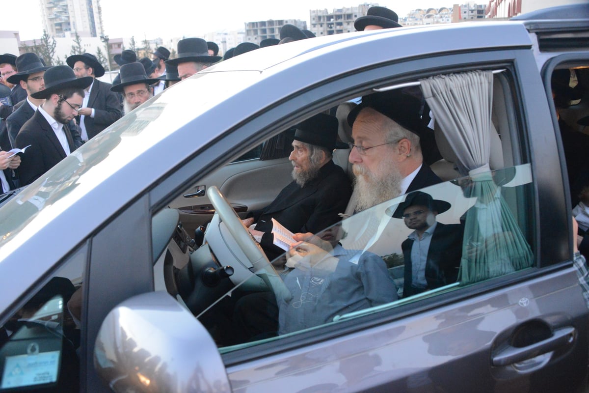 מרן הגראי"ל שטיינמן בקברה של רעייתו • צפו בוידאו וגלריה