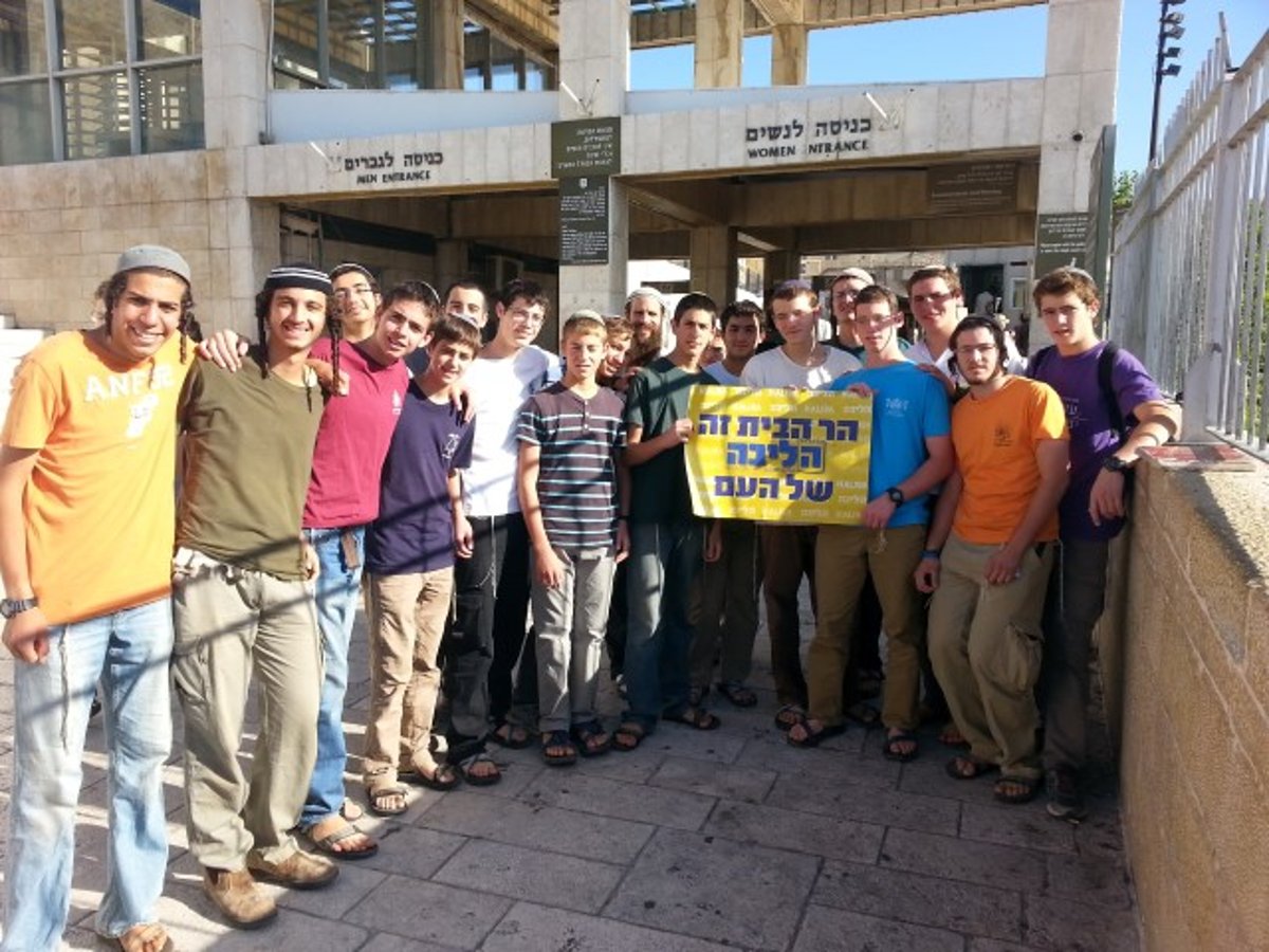 חברי החטופים התפללו בהר הבית • תיעוד