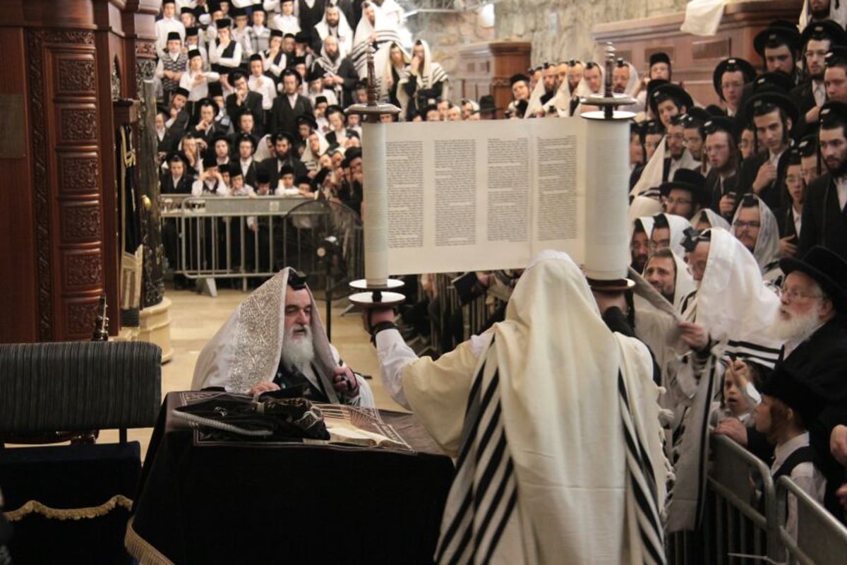 תיעוד: האדמו"ר מויז'ניץ בתפילת שחרית בצהריים בכותל המערבי