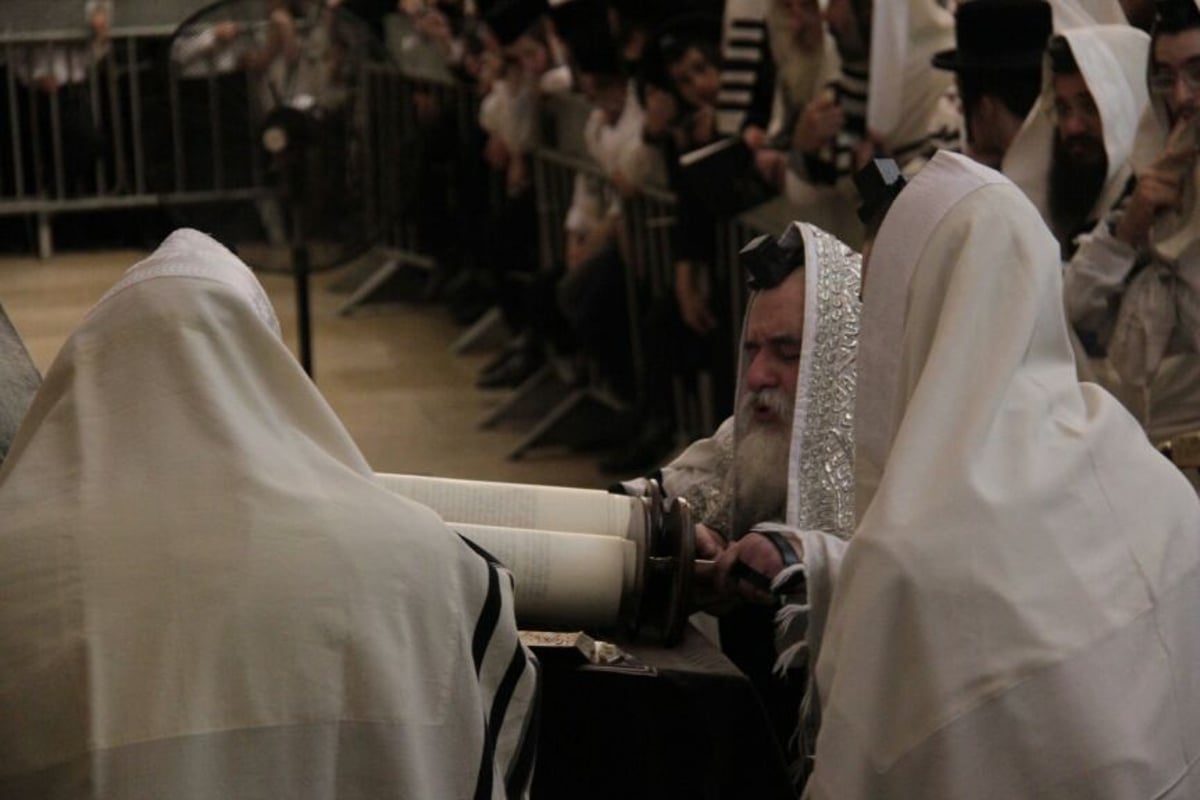 תיעוד: האדמו"ר מויז'ניץ בתפילת שחרית בצהריים בכותל המערבי