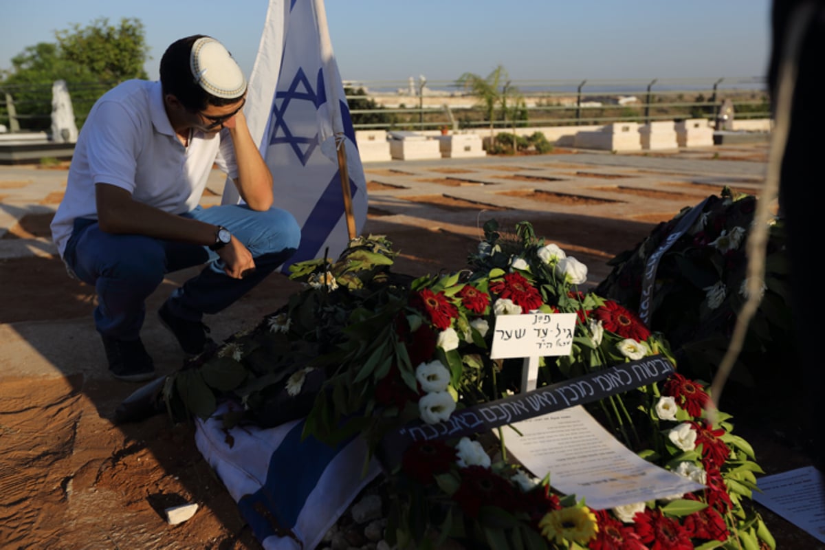 תיעוד: תפילה ופרידה בקברי הנערים