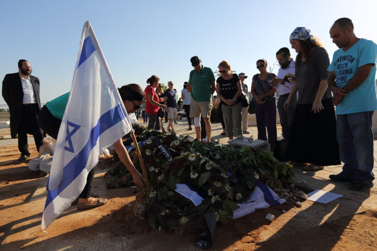 תיעוד: תפילה ופרידה בקברי הנערים