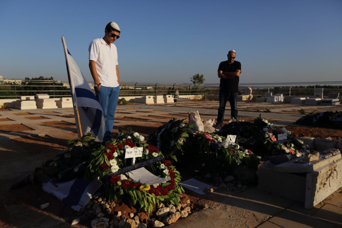 תיעוד: תפילה ופרידה בקברי הנערים