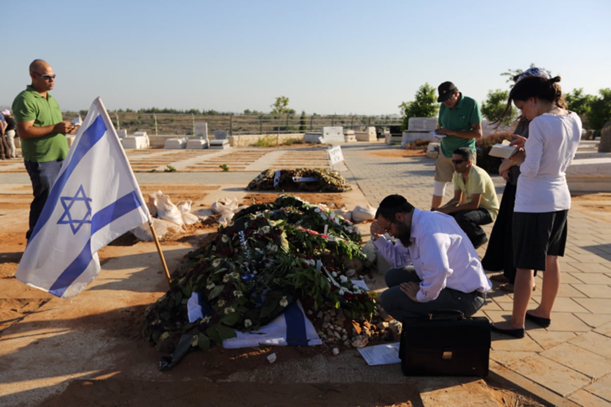 תיעוד: תפילה ופרידה בקברי הנערים