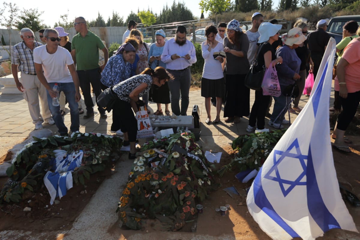 תיעוד: תפילה ופרידה בקברי הנערים