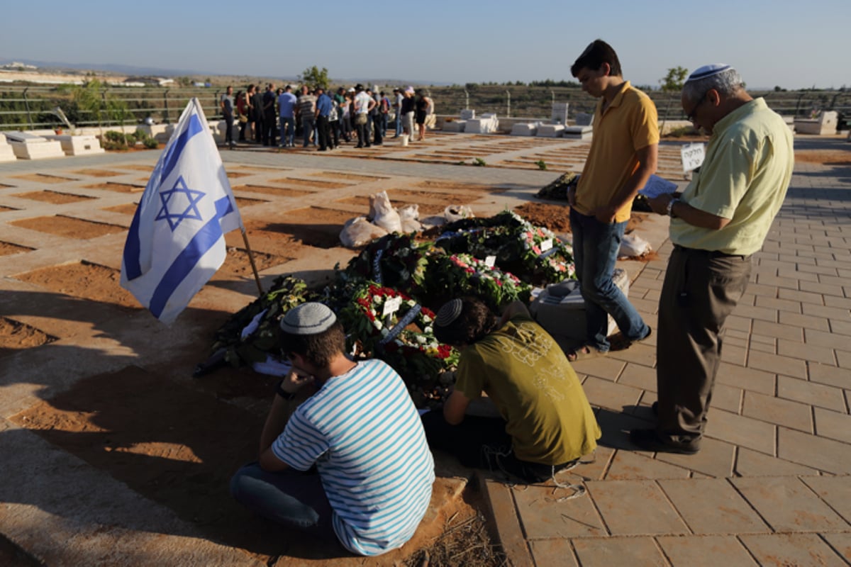 תיעוד: תפילה ופרידה בקברי הנערים