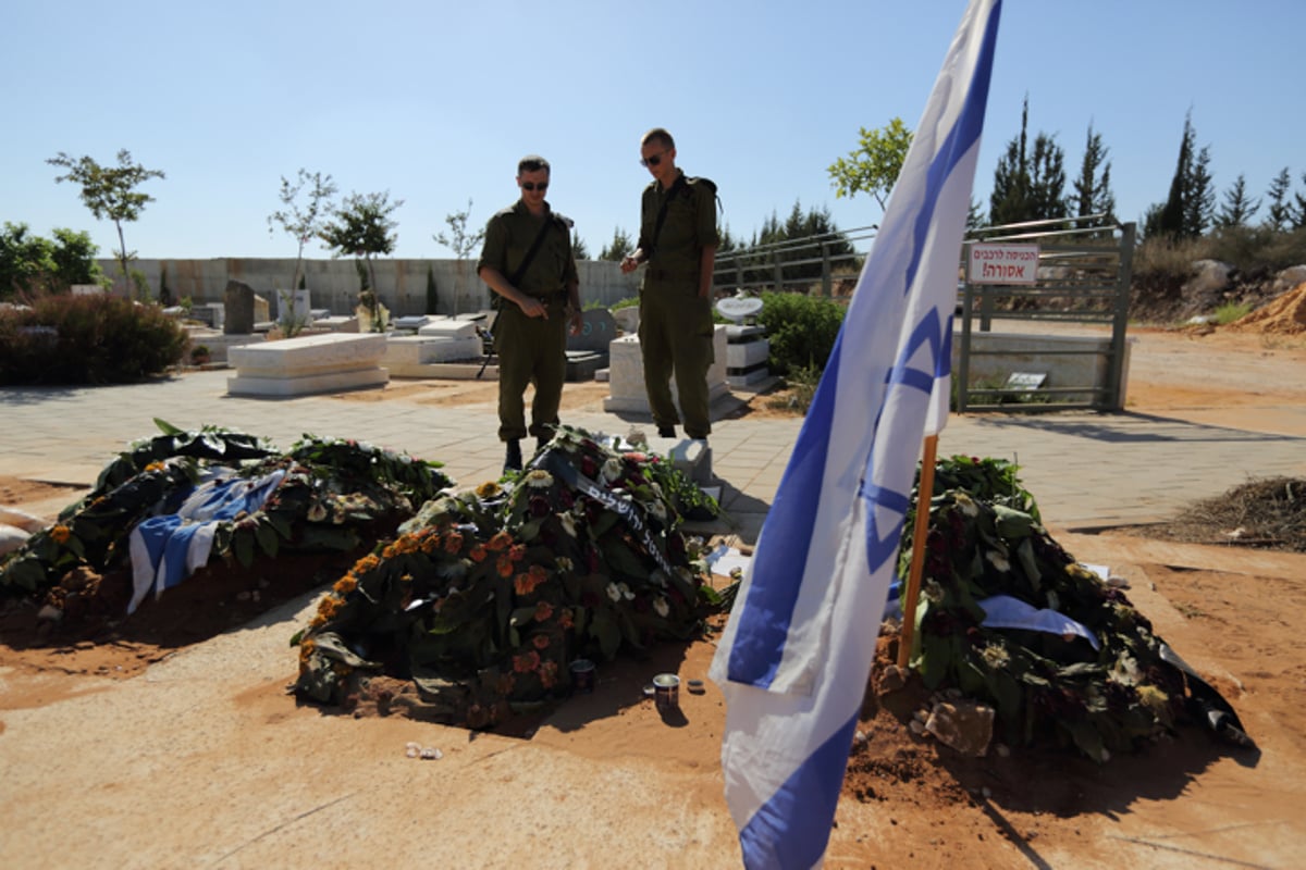 תיעוד: תפילה ופרידה בקברי הנערים