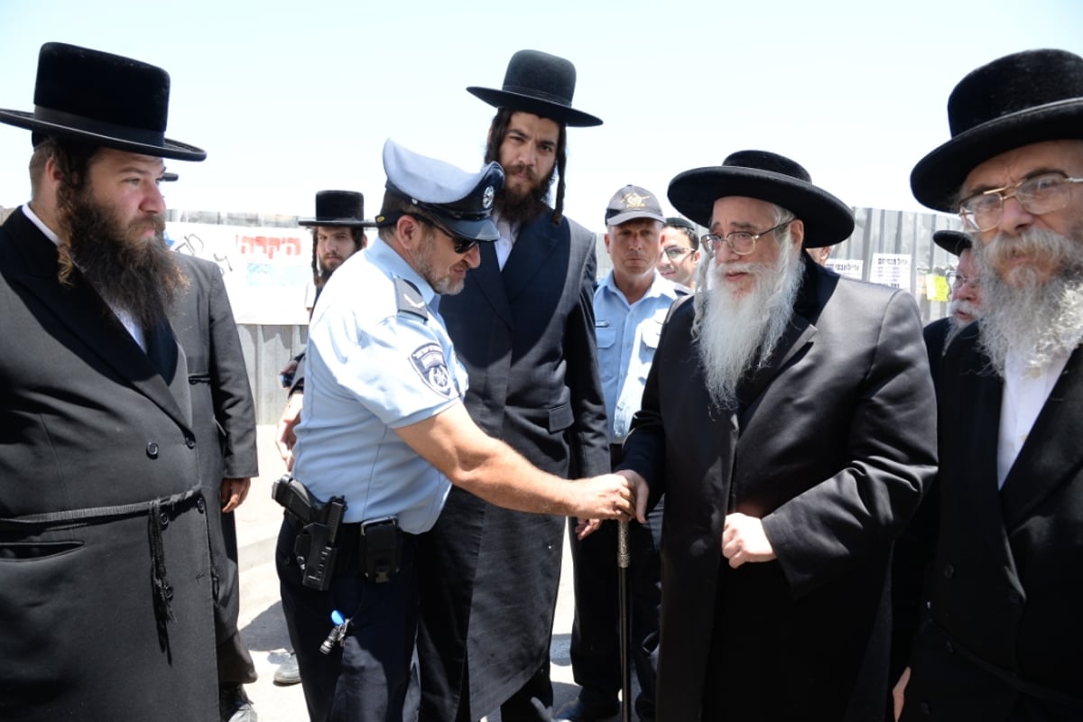 צפו: שיחת הניחום של הרבי מצאנז בבית משפחת יפרח