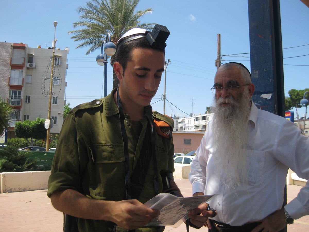 בין האזעקות בקריית מלאכי: חסידי חב"ד מניחים תפילין לחיילים