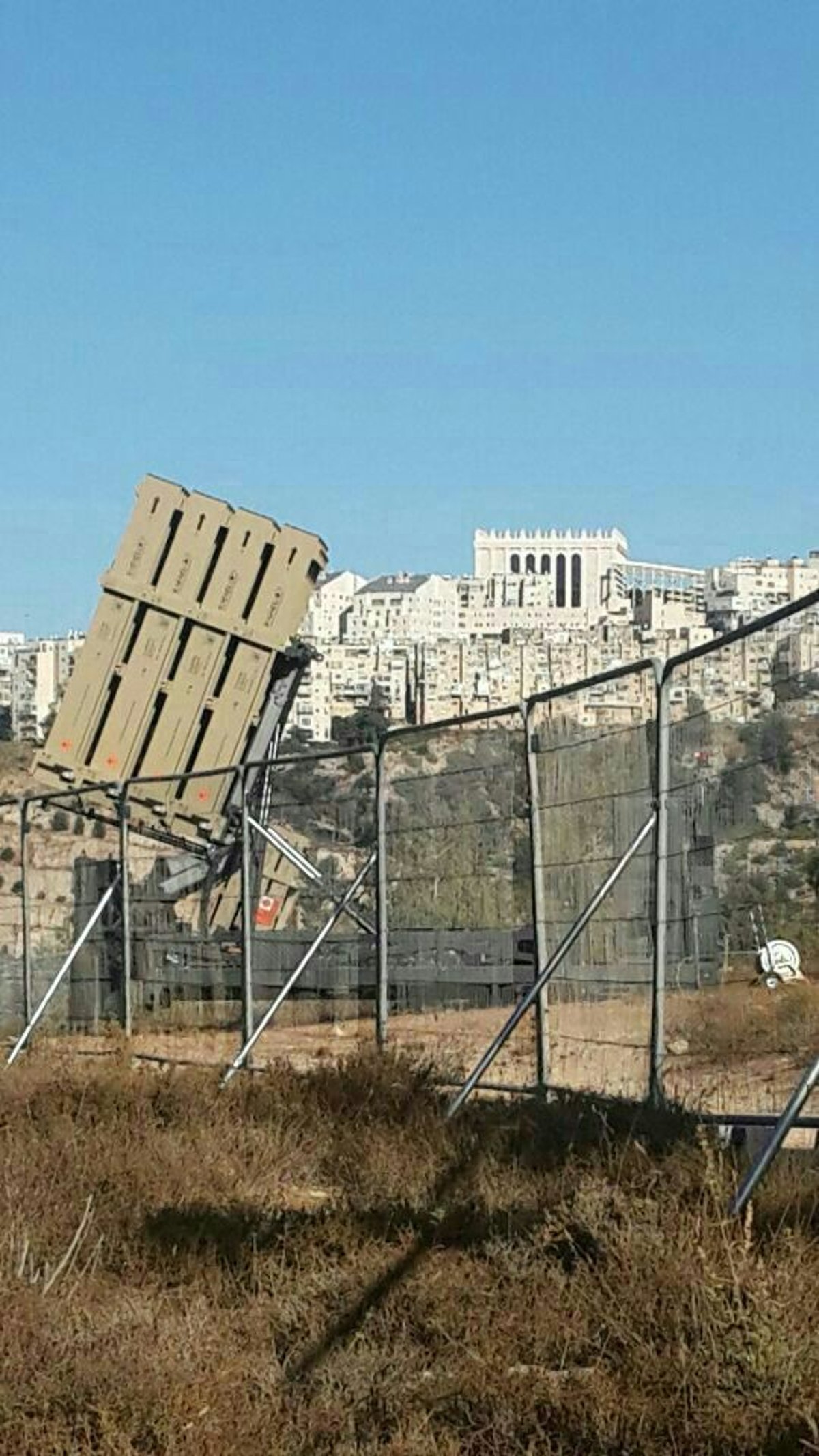 כיפת ברזל באזור ירושלים. ברקע: בית המדרש של חסידות בעלזא