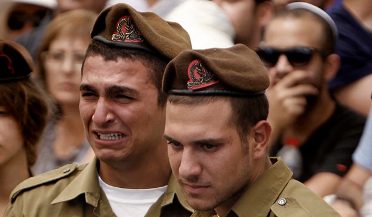 חיילים בלוויית חבריהם שנפלו בקרבות בעזה