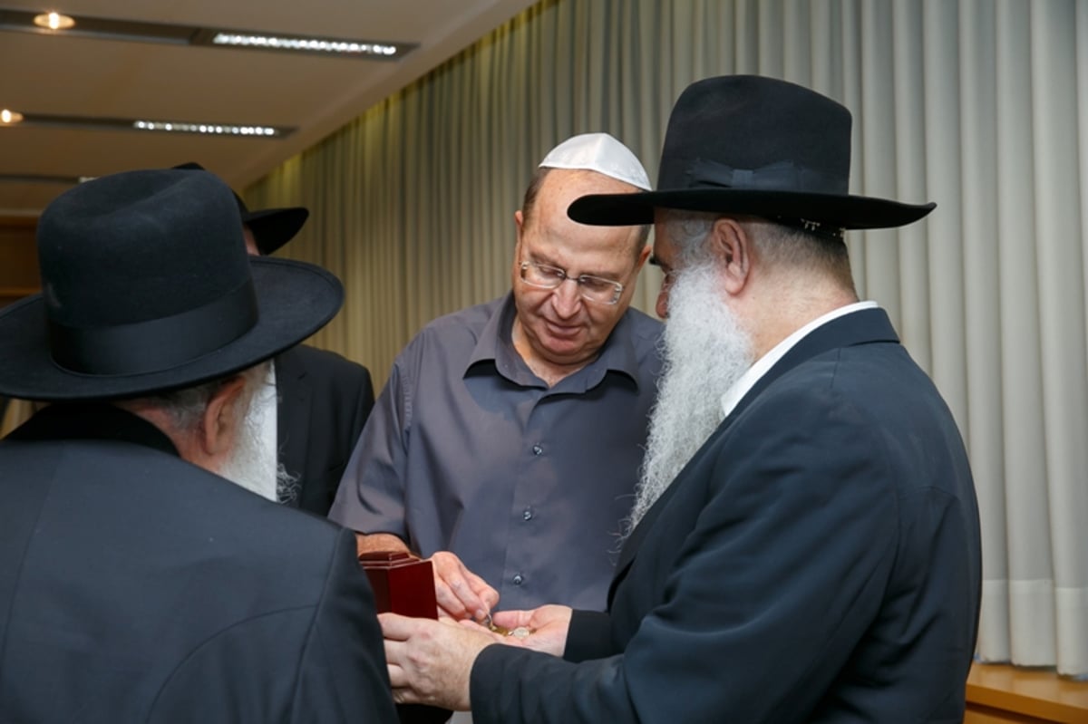 שר הביטחון ראשון: החלה כתיבת ספר תורה לזכות חיילי צה"ל