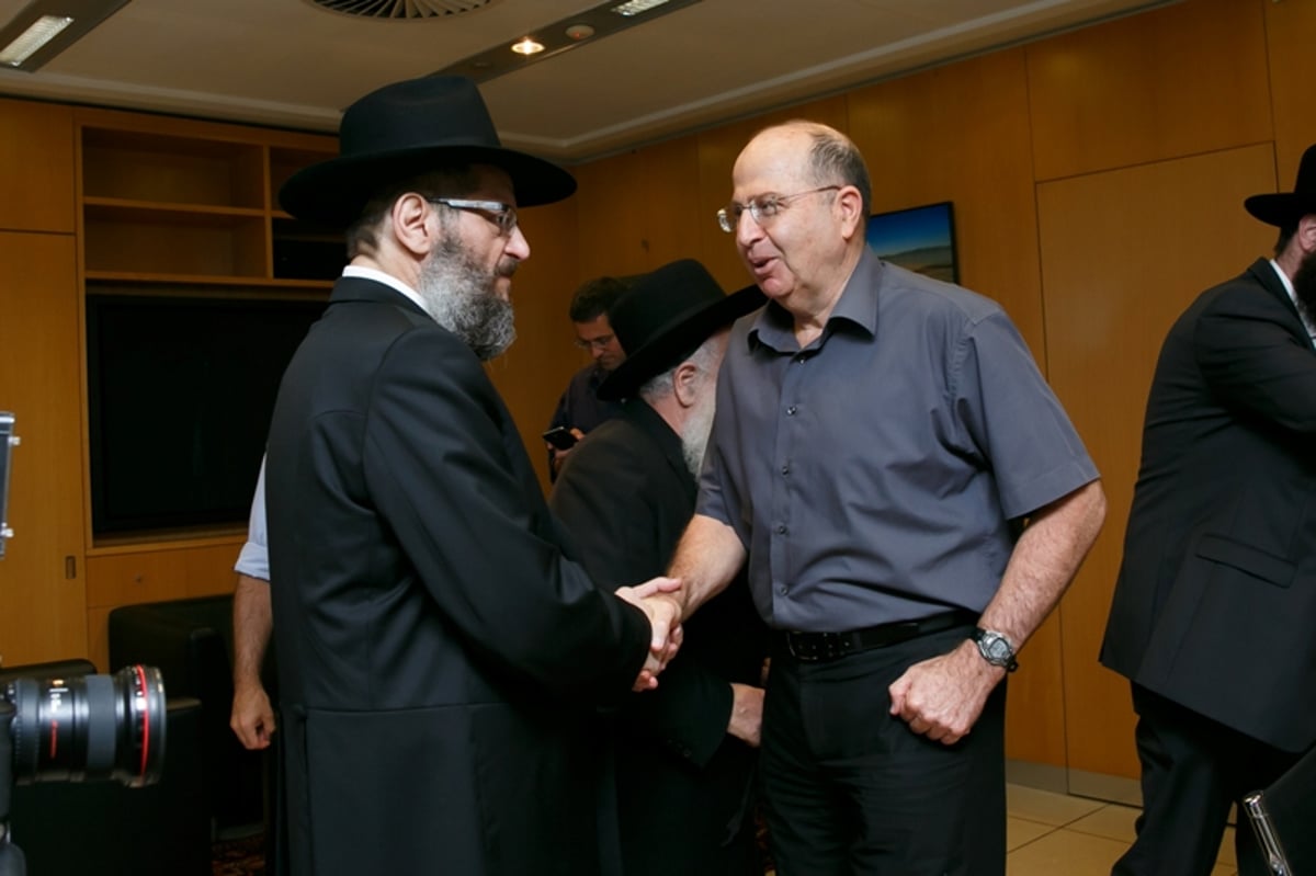 שר הביטחון ראשון: החלה כתיבת ספר תורה לזכות חיילי צה"ל