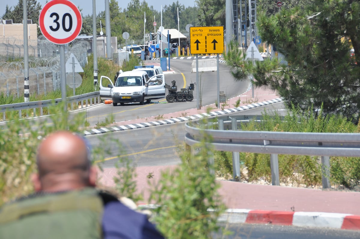 המפכ"ל יוחנן דנינו ללוחם שסיכל פיגוע: "עשיתם מעשה גבורה אמיתי"