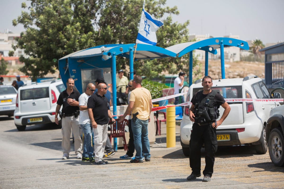 פלסטיני דקר מאבטח במעלה אדומים; שלושה חשודים נעצרו