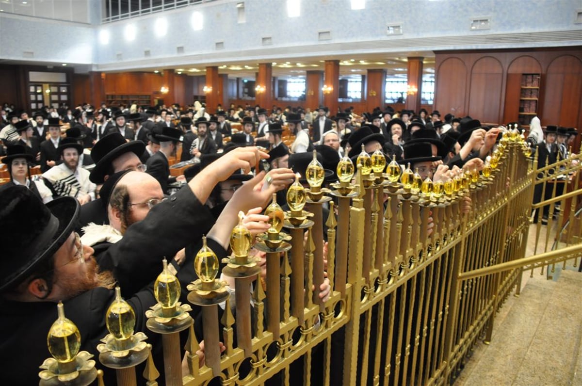 היארצייט בבעלזא: מהעלייה לציון ועד עריכת הטיש • תיעוד