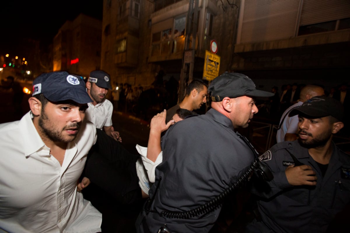 תיעוד: בלשים "חרדים" עוצרים מפגינים חרדים