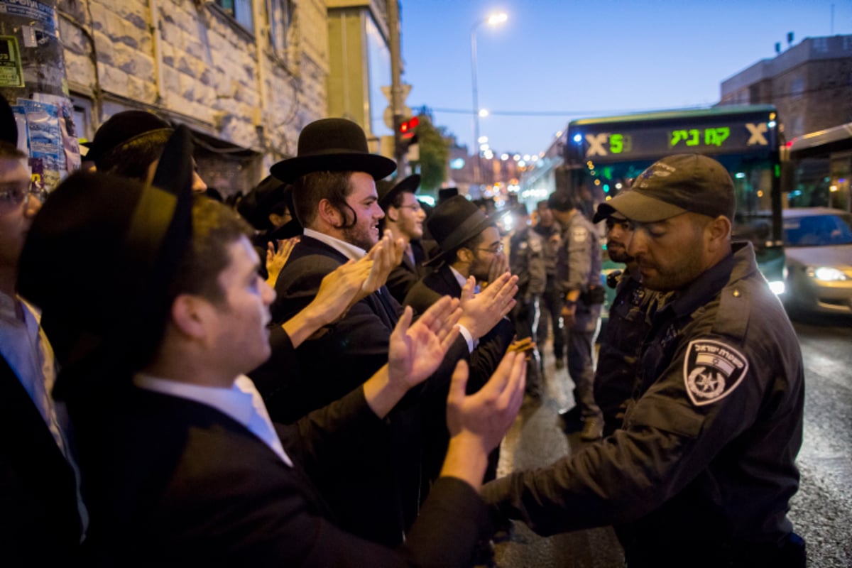 תיעוד: בלשים "חרדים" עוצרים מפגינים חרדים