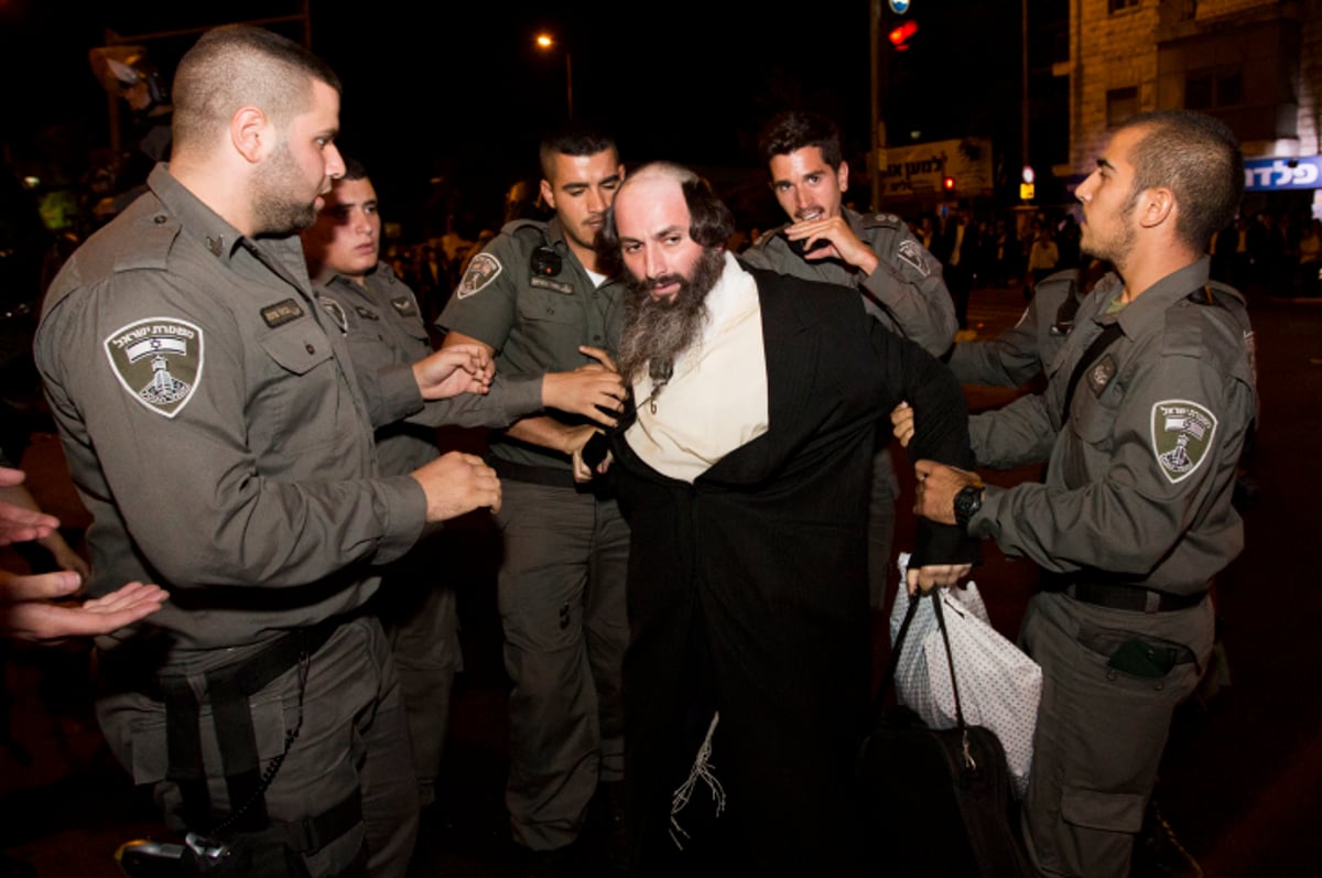 תיעוד: בלשים "חרדים" עוצרים מפגינים חרדים