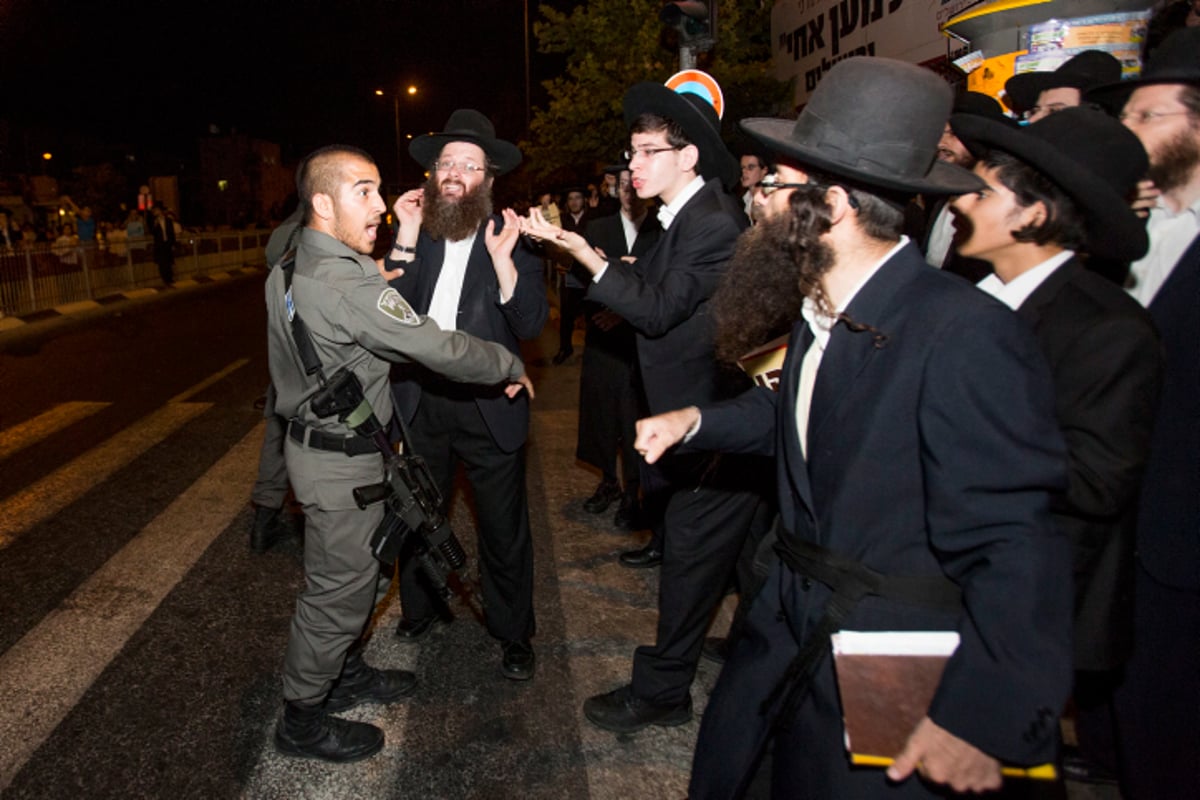 תיעוד: בלשים "חרדים" עוצרים מפגינים חרדים